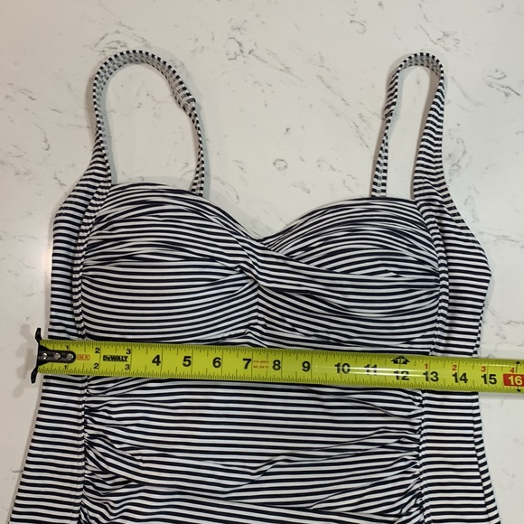 Size 14 Molded Niptuck Swim Top - Picture 7 of 11